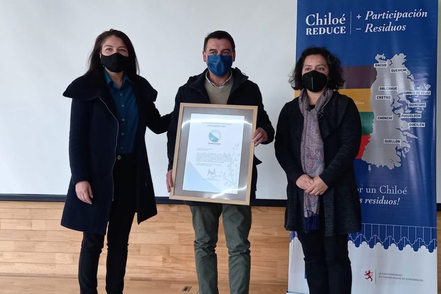 Establecimientos educacionales y municipios de Chiloé reciben certificación ambientales