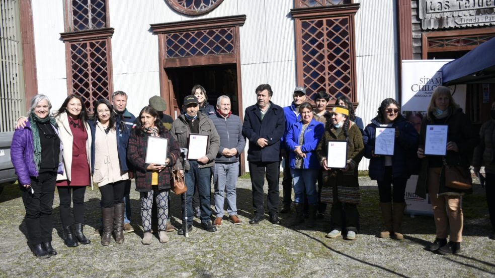 Ministro de Agricultura entrega certificación SIPAM  a agricultores de Chiloé