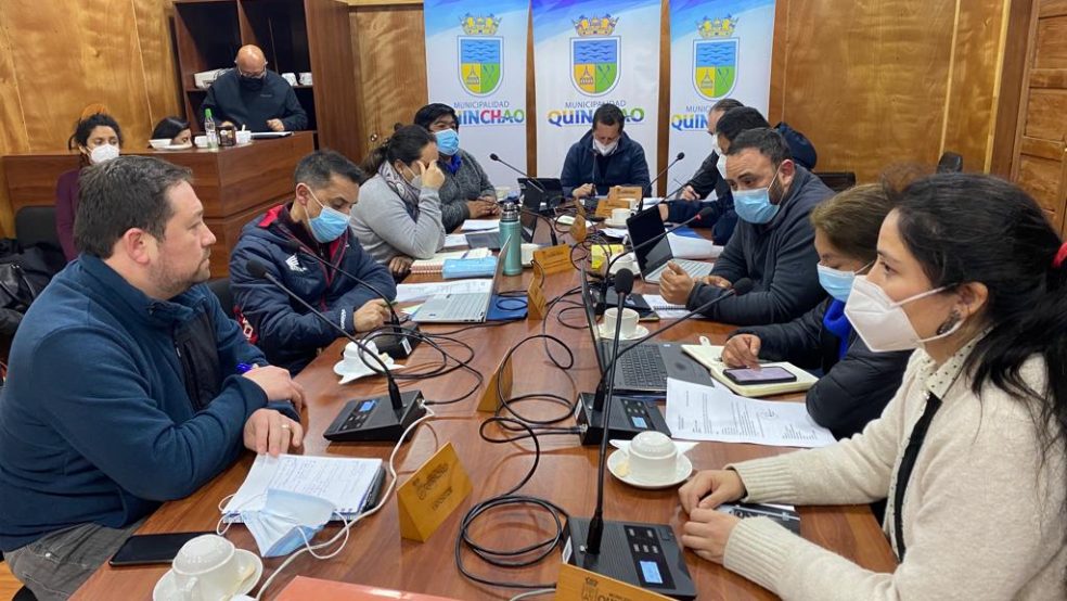 Delegada Presidencial de Chiloé expone en concejo municipal de Quinchao y Curaco de Vélez