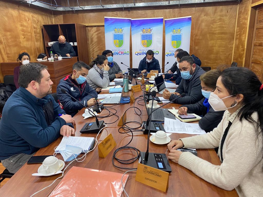 Delegada Presidencial de Chiloé expone en concejo municipal de Quinchao y Curaco de Vélez
