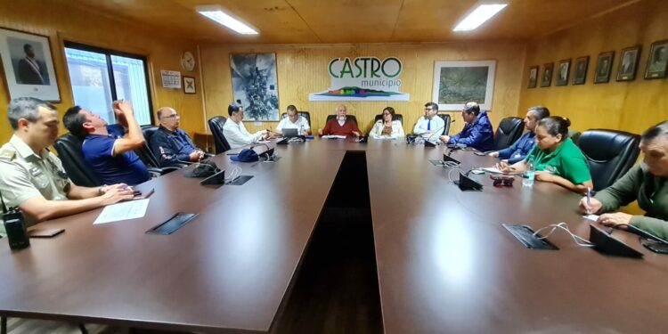 Autoridades coordinan gestión de riesgos de desastres en la comuna de Castro