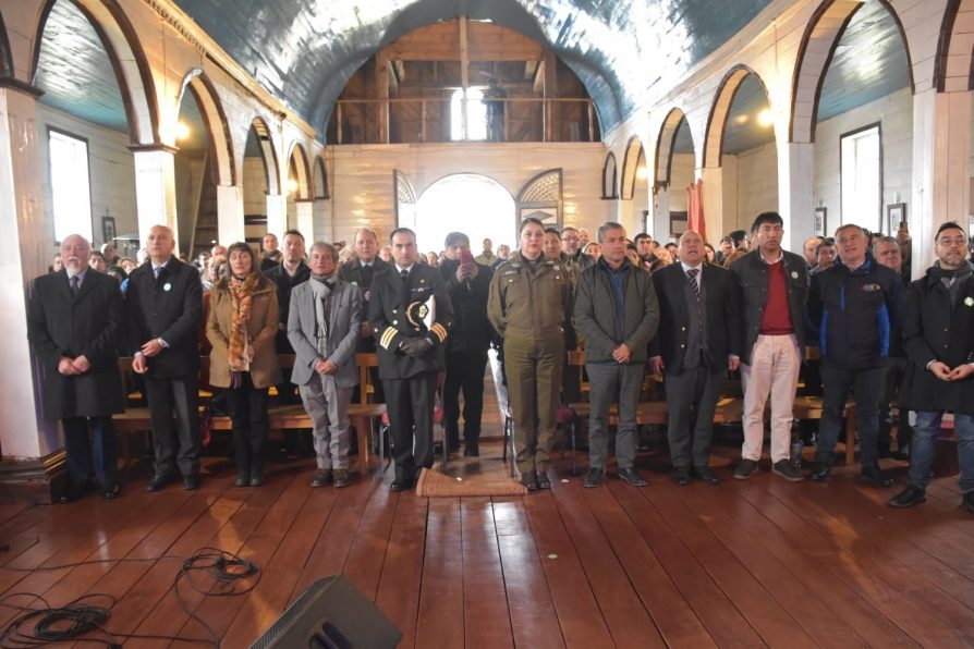 En ceremonia en Iglesia de Quicaví, reconocen a artistas Chilotes