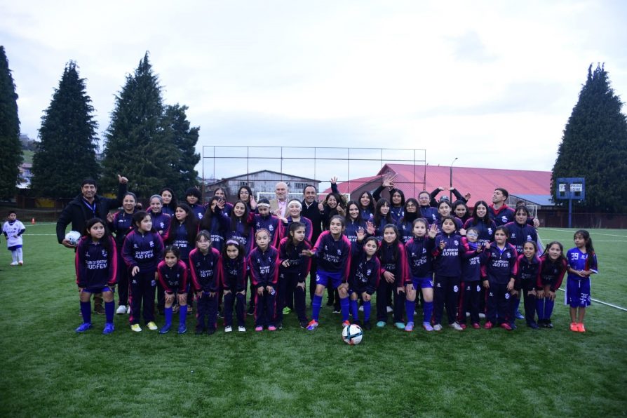 Ministro Pizarro compartió con 200 niños y niñas en la inauguración de obras de conservación de la cancha sintética de Dalcahue