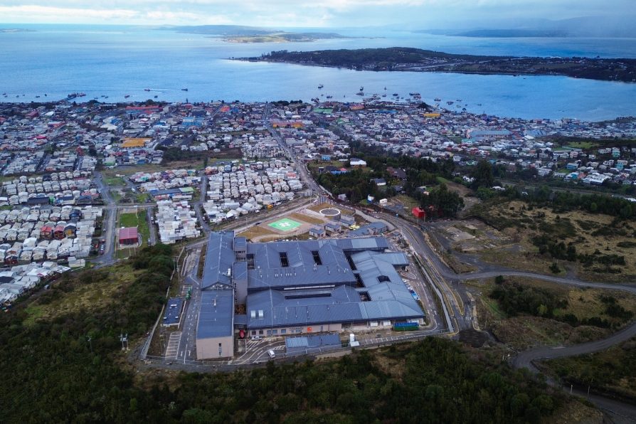 Gobierno confirma avances en la pavimentación de obras complementarias de Hospital de Quellón