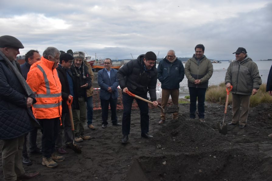 Realizan primera piedra de obras de borde costero en Capitán Alcázar en Quellón