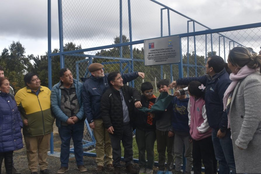 Inauguran primera cancha sintética de fútbol en Isla LinLin