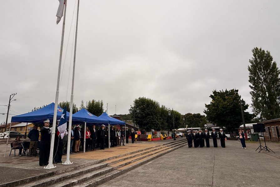 Armada rindió homenaje al Contraalmirante Galvarino Riveros Cárdenas en Curaco de Vélez